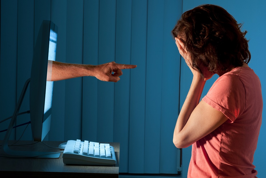 Mons. Viganò: não só combater, mas prevenir o cyberbullying