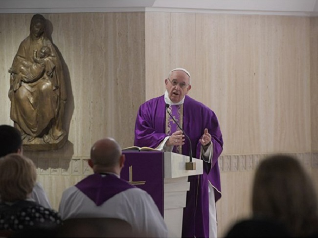 Papa alerta sobre risco de fiéis se tornarem "católicos ateus"