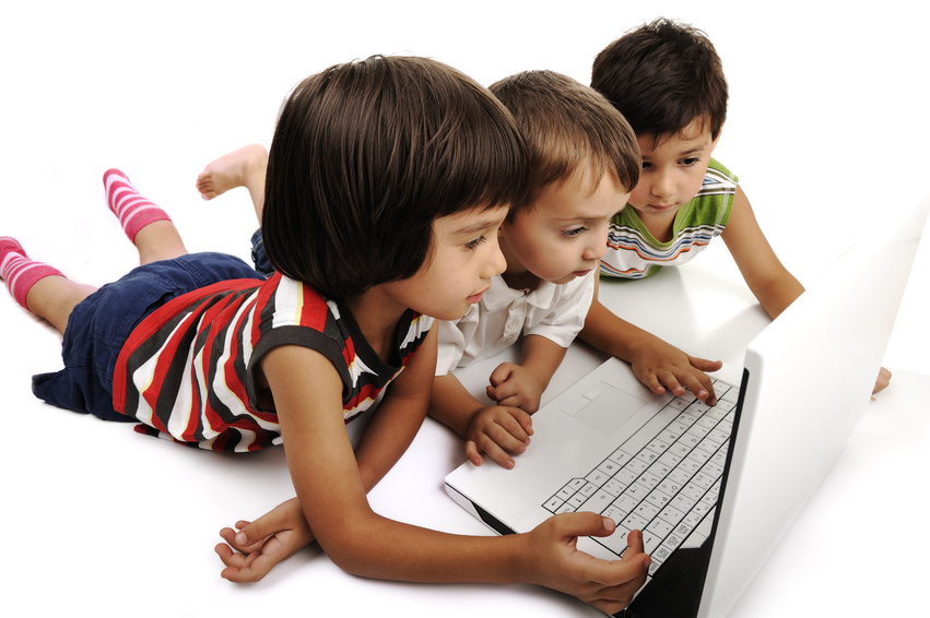Pais devem acompanhar o acesso de crianças à internet, alertam especialistas
