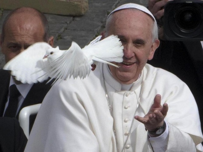 Em rede social, Papa Francisco pede que líderes mundiais evitem a guerra