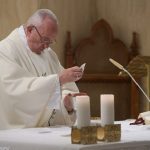 Cuidar das pessoas feridas, conforme o Bom Samaritano, pede Papa