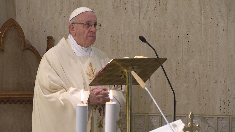 Papa: silêncio e oração diante de quem busca o escândalo