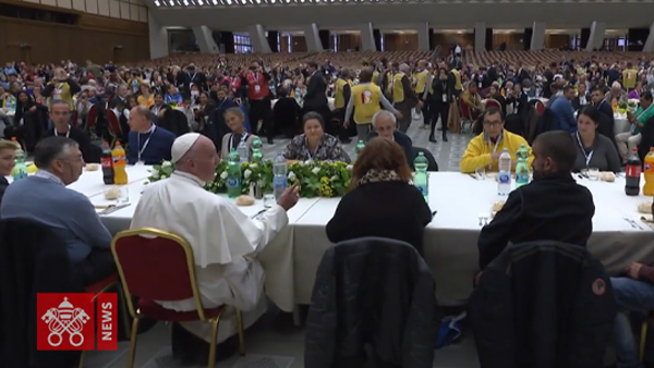 Papa Francisco almoça com os pobres na Sala Paulo VI