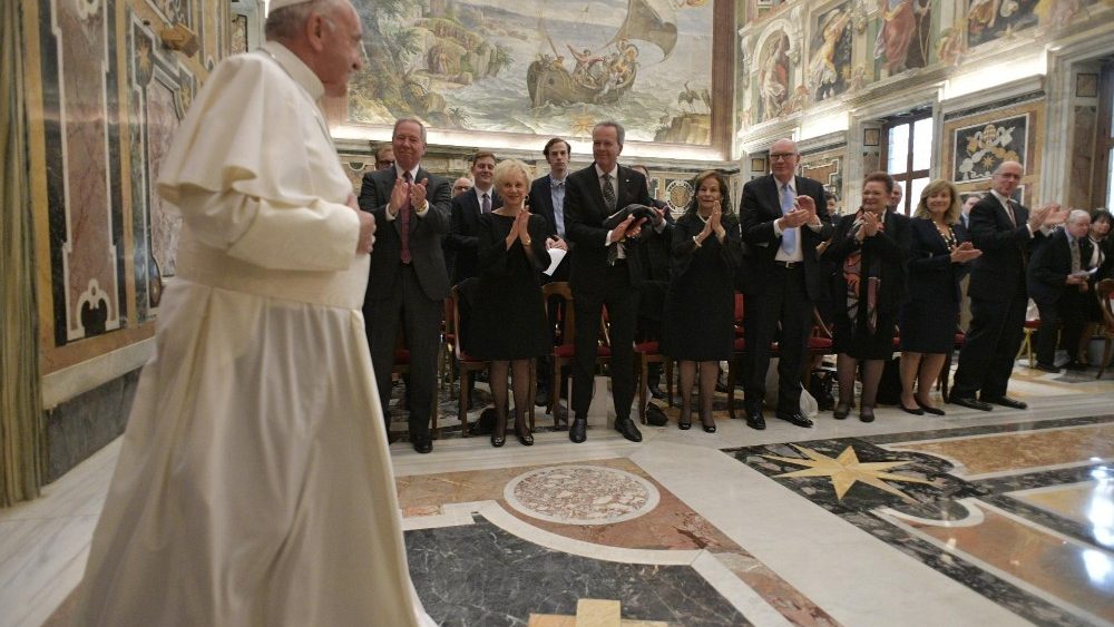 Papa à Fundação Papal: compromisso e generosidade