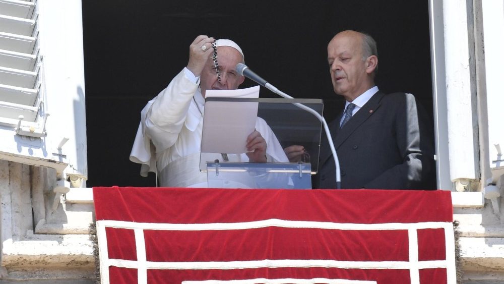 Papa abençoa terços que serão distribuídos a famílias na Síria