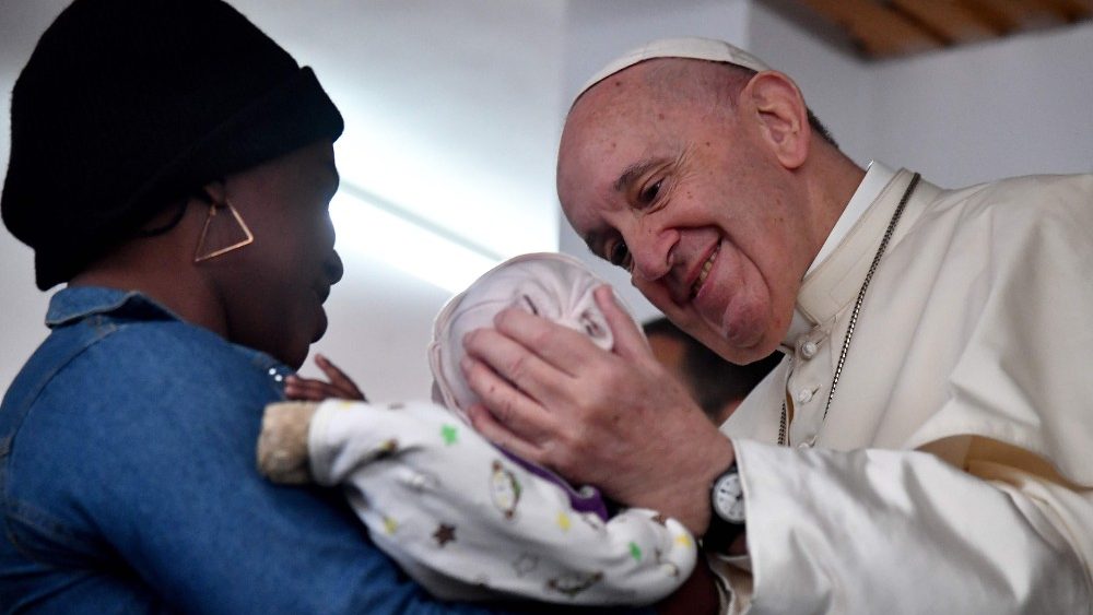 Papa visita hospital que atende pacientes com Aids