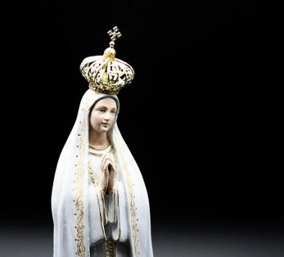 Com o coração em Fátima, Papa recorda que sob a proteção da Virgem, os sofrimentos e aflições farão menos mal