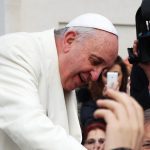 O Papa na Audiência Geral: Jesus não é um Deus distante, reza sempre conosco